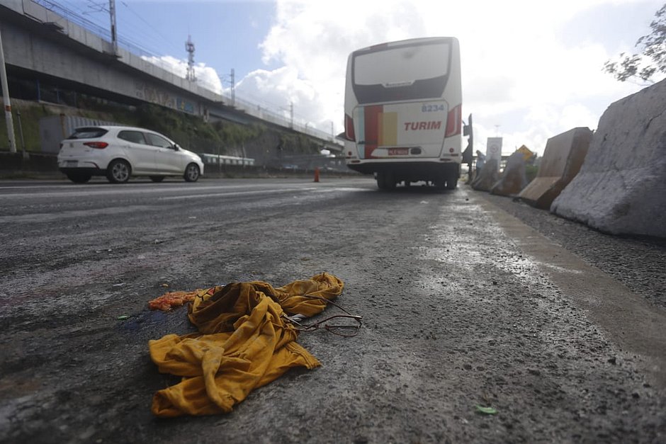 Duas pessoas morrem em acidente na BR-324