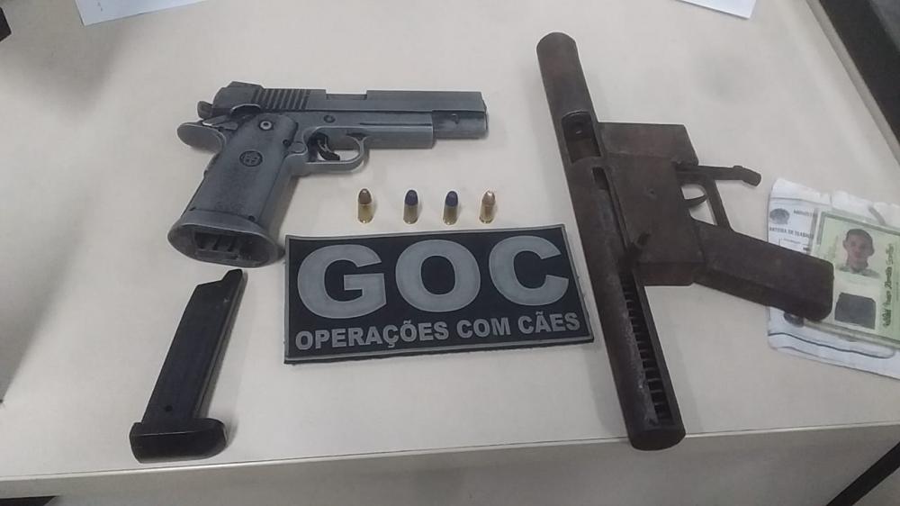 Submetralhadora e simulacro são apreendidos com trio na Calçada