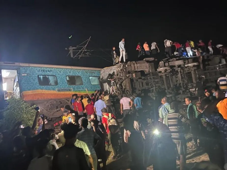 Acidente de trem na Índia deixa 200 mortos e 900 feridos