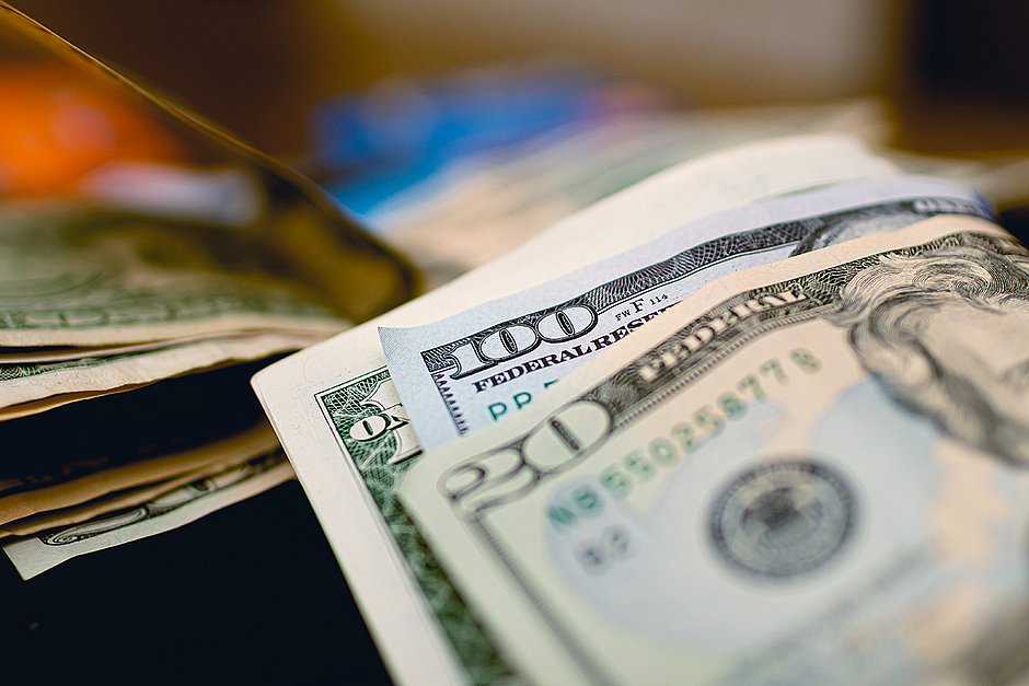 Dólar cai para R$ 4,95 e atinge menor valor em duas semanas