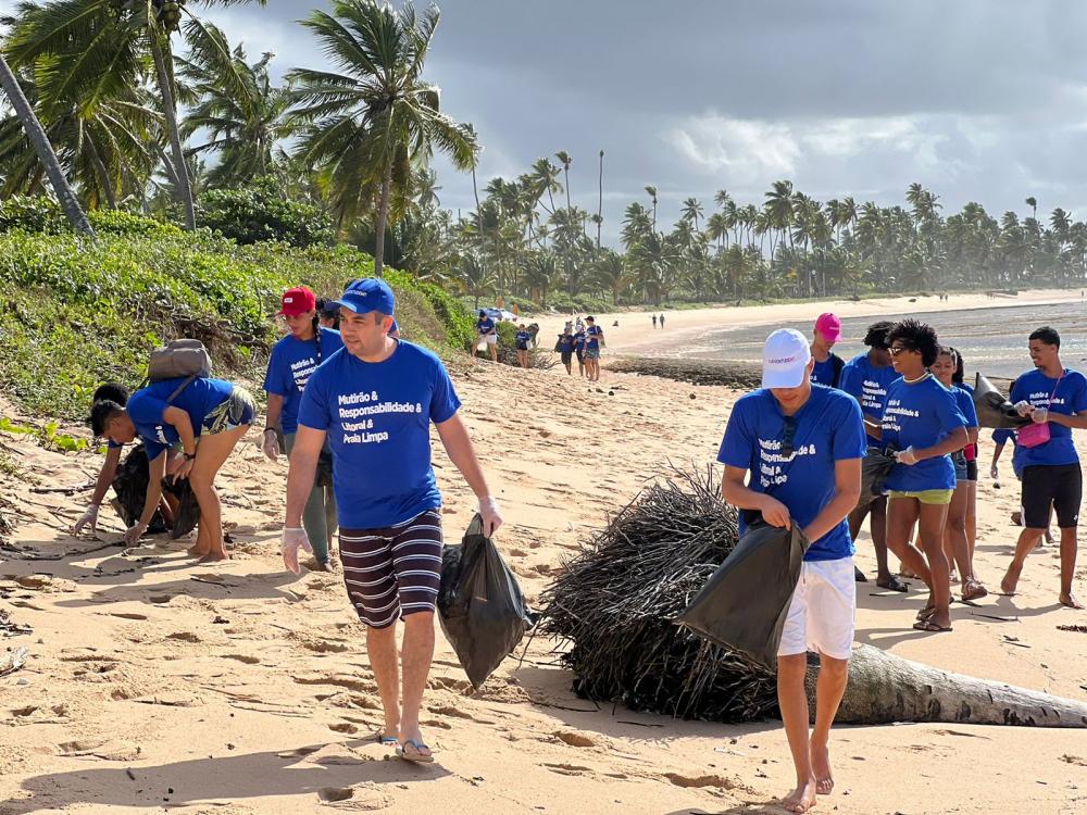 Projeto Praia Limpa retoma atividades na Praia do Forte e mostra o jeito certo de evitar poluição dos mares