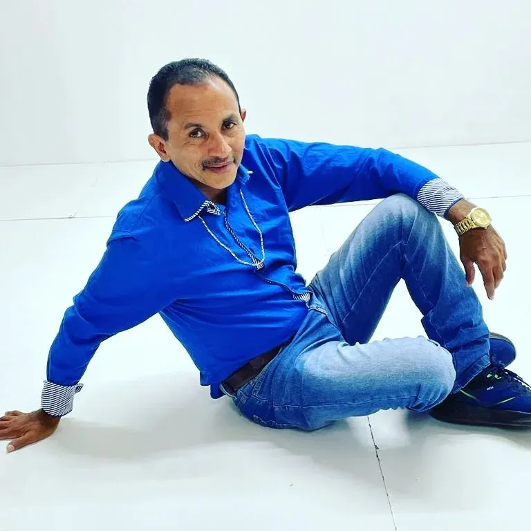 Cantor de “Caneta Azul” processa empresário por desvio de R$ 1 milhão