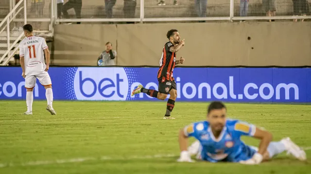 Vitória segura pressão no fim, bate o Tombense e segue líder da Série B