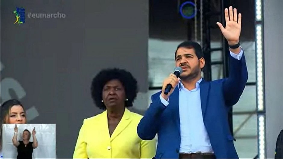 Ministro de Lula é vaiado na Marcha para Jesus, em São Paulo 