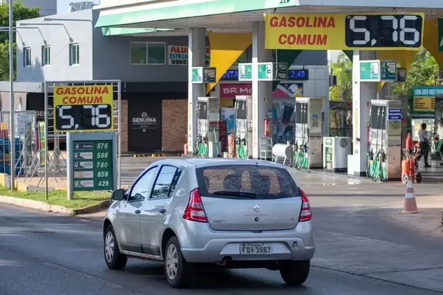 Gasolina subiu nos postos após mudança no ICMS, mostra levantamento