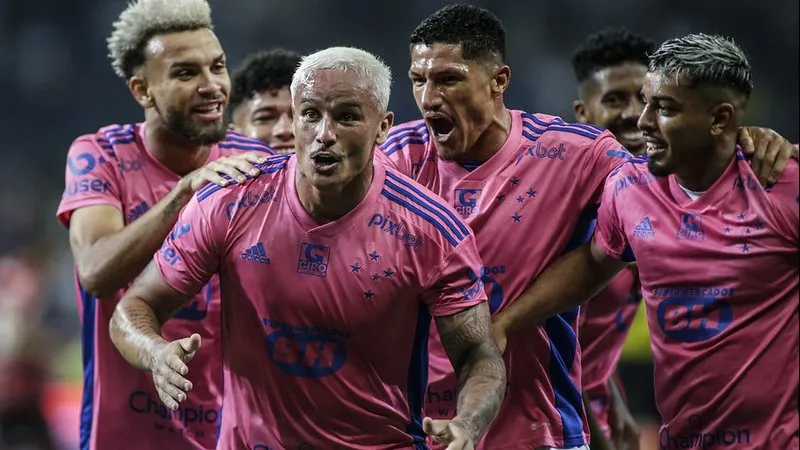 Vitória coloca artilheiro do Cruzeiro ‘no faro’ 