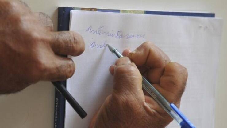 Taxa de analfabetismo diminui, mas Brasil ainda apresenta quase 10 milhões de adultos que não leem ou escrevem 