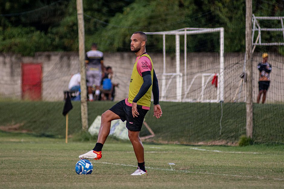 João Victor se prepara para defender o Vitória contra ex-clube