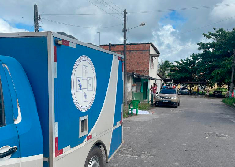 Jovem é morto a tiros na porta de casa em Camaçari 