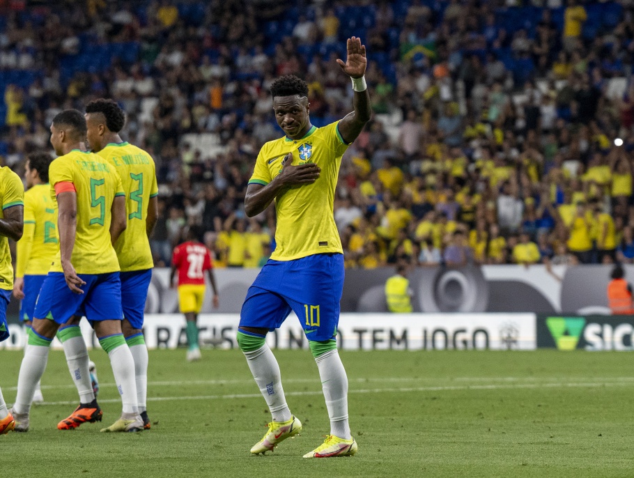 Brasil vence Guiné em jogo marcado por campanha antirracista