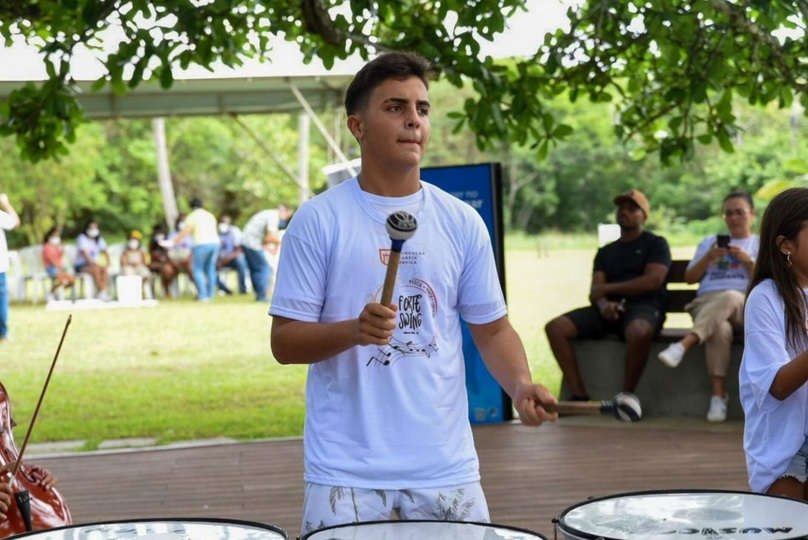 Filho de Ivete Sangalo se apresenta com projeto social em Praia do Forte