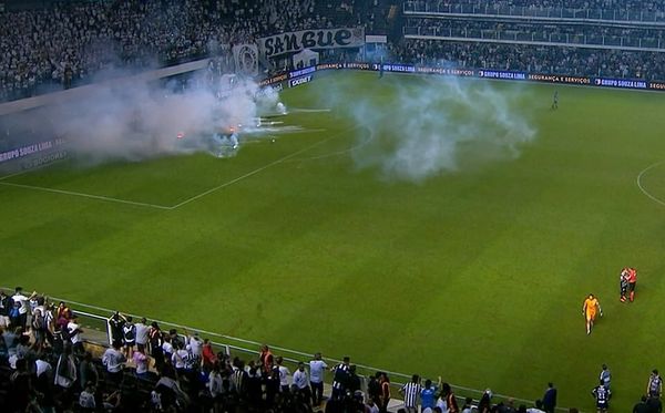 STJD pode pedir interdição da Vila Belmiro após bombas no gramado