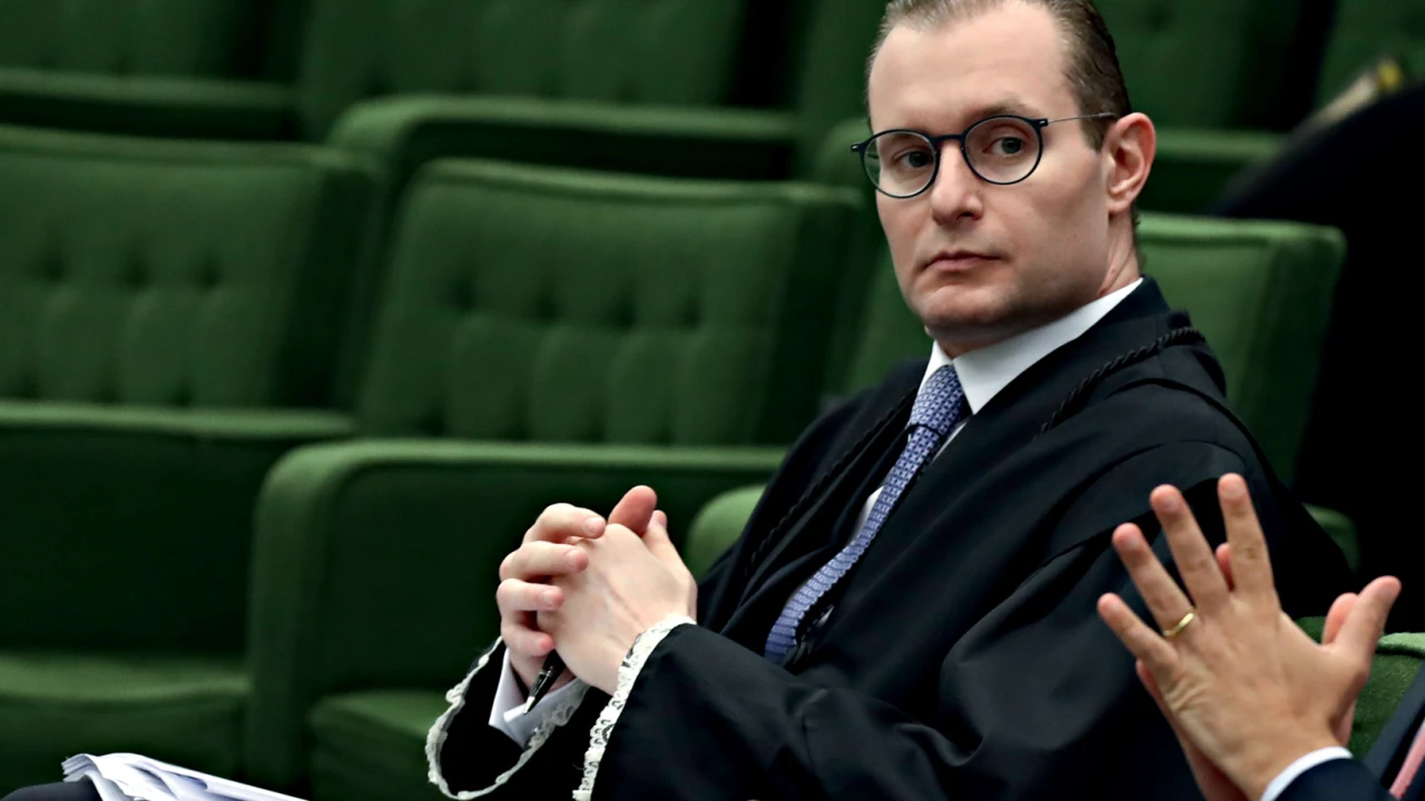 Novo ministro, Zanin deixa defesa de Lula em processo no STF