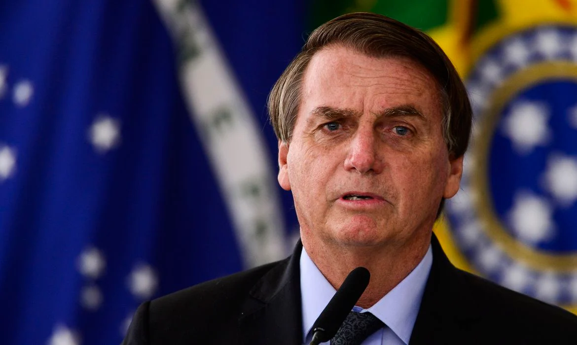 Bolsonaro se compara a Dilma e diz querer participar de eleições no ano que vem