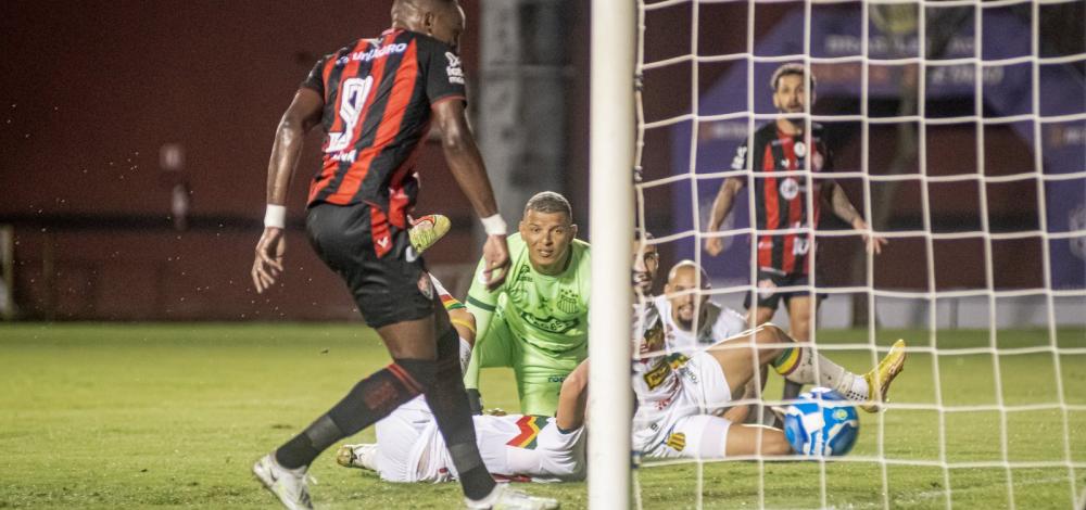 Vitória volta a vencer na Série B, bate o Sampaio Corrêa de virada e respira no G-4