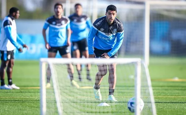 Suárez vai esperar jogos contra o Bahia antes de tratar joelho na Espanha 