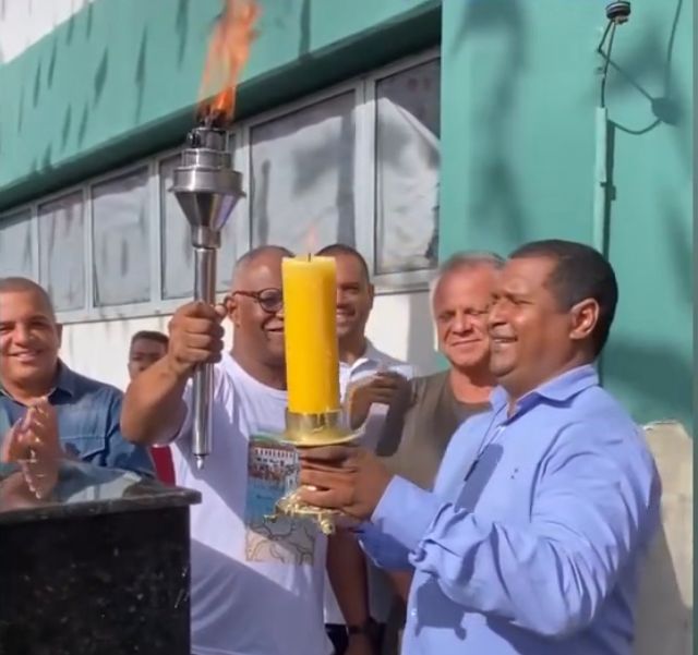 Multidão acompanha fogo simbólico da independência do Brasil na Bahia em Mata de São João