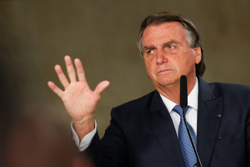 Levei uma facada nas costas, diz Bolsonaro sobre decisão do TSE