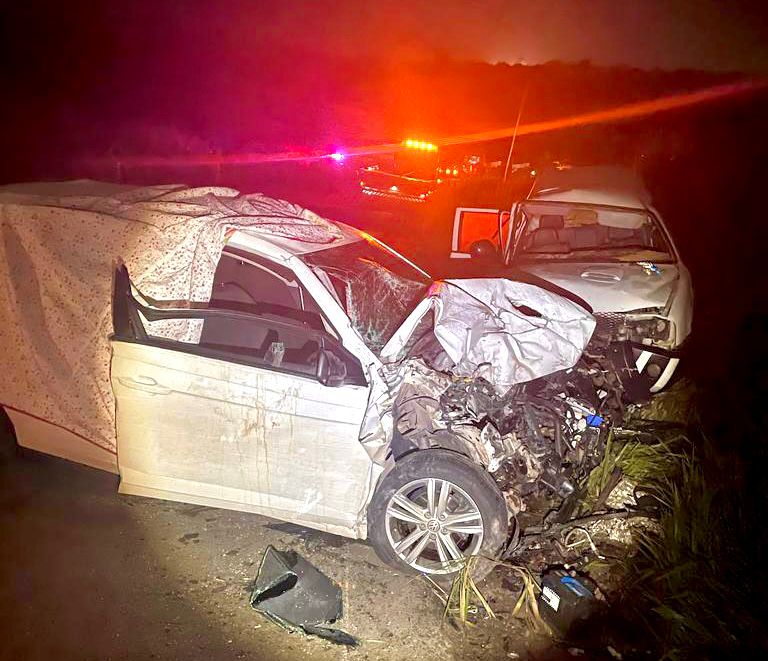 Mulher morre e duas pessoas ficam feridas após picape atingir carro na contramão na BA-093, em Pojuca