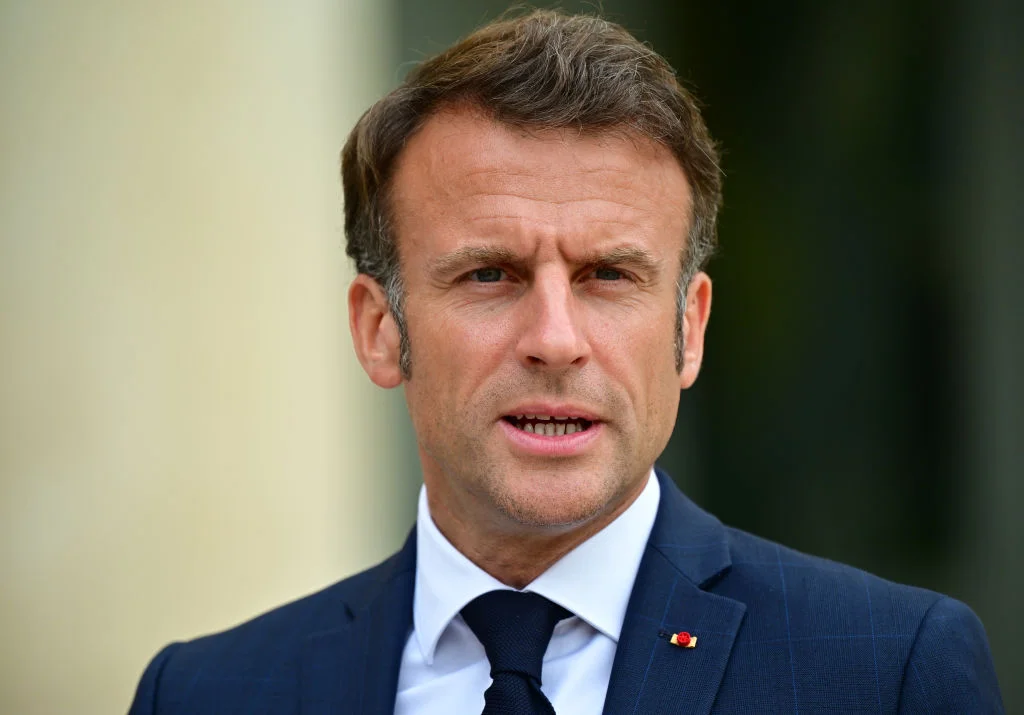 Macron diz que redes sociais e games contribuíram para caos na França 