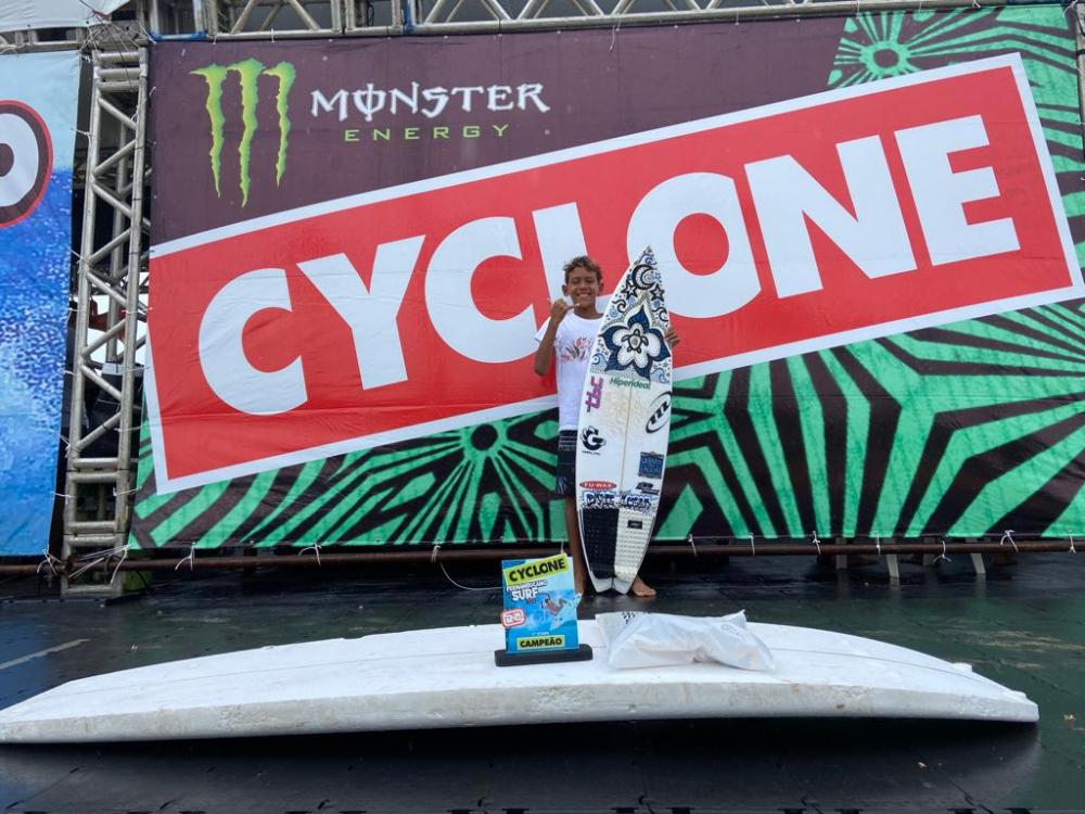 Atleta matense se destaca e conquista o título de campeão de surf na categoria sub 12 