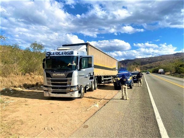 Homens são presos após saquear carga de caminhão tombado na BR-116