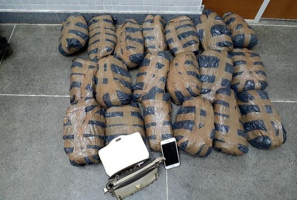 Mulher é presa com 25kg de maconha após tentar fugir de blitz na Bahia