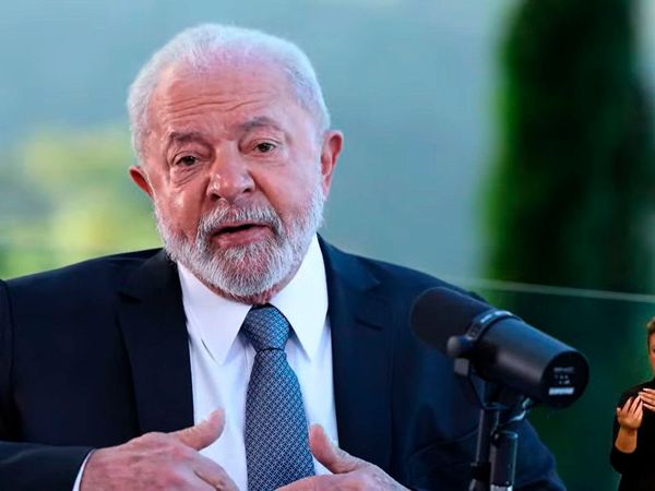 Lula proíbe uso de celular no gabinete e em reuniões