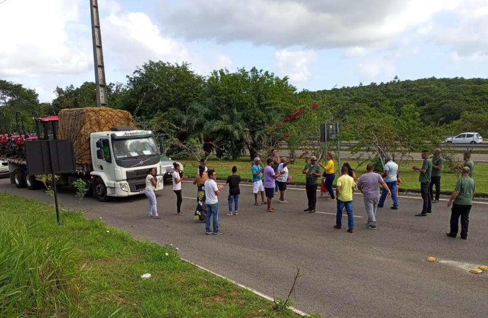 Usuários da Linha Branca fazem protesto após interdição da Agerba em Praia do Forte