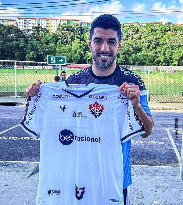 Suárez ganha camisa do Vitória antes de jogo do Grêmio contra o Bahia