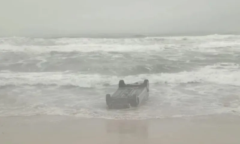 Carro capota e vai parar dentro do mar em Lauro de Freitas