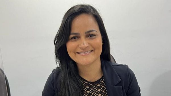 Vereadora cassada é reconduzida ao cargo em Lauro de Freitas