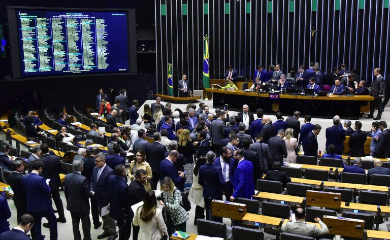 Câmara aprova reforma tributária em 1º turno. Votação continua 