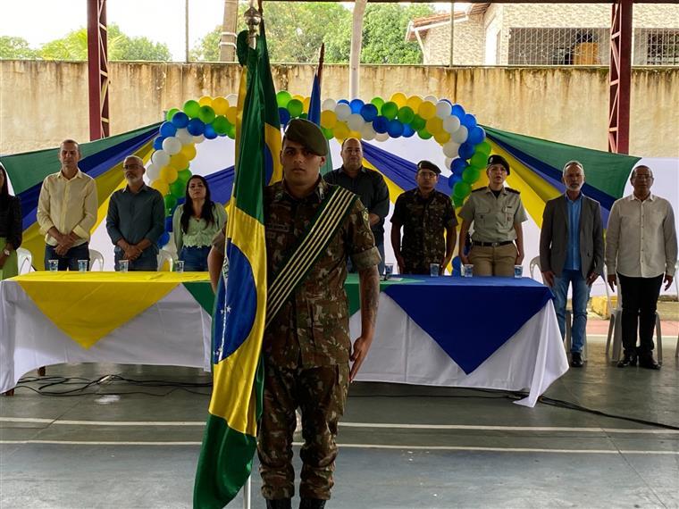 Jovens participam da solenidade de Juramento à Bandeira em Dias d'Ávila