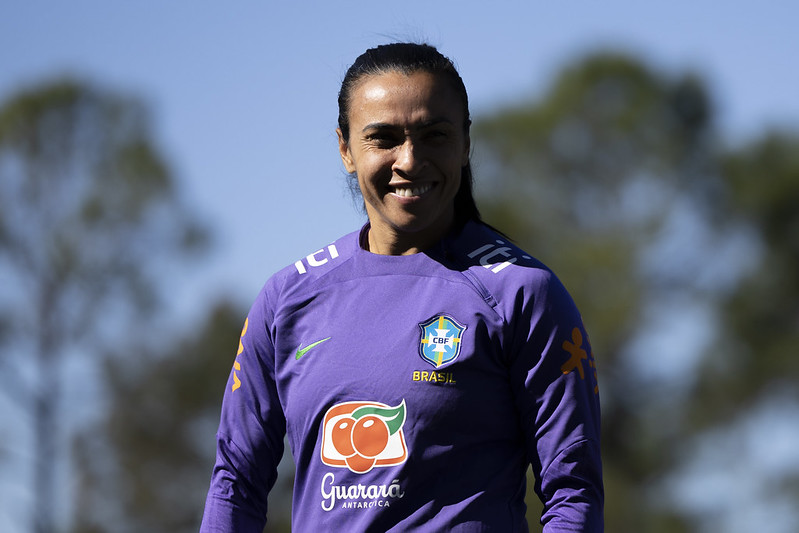 Marta leva pancada e deixa treino do Brasil com bolsa de gelo 