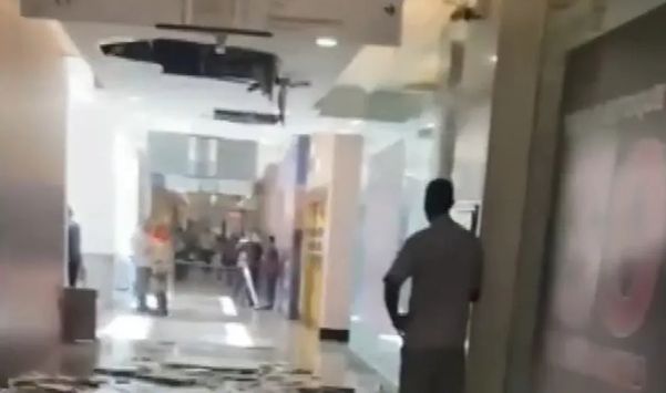 Parte de teto de shopping em Salvador desaba após vazamento
