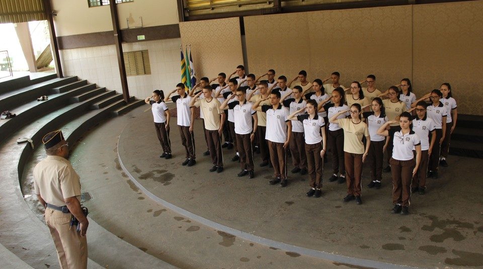 Governo Lula encerra programa de escolas cívico-militares de Bolsonaro