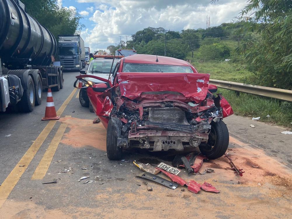 Colisão frontal entre carro e ônibus escolar deixa três pessoas feridas na BA-093