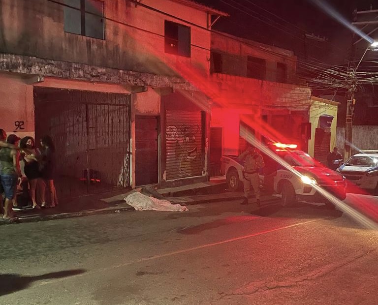 Jovem é morto a tiros na porta de casa em Camaçari 