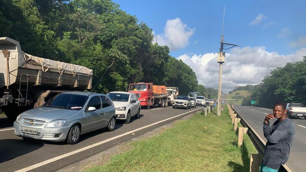 Usuários da Linha Branca fazem novo protesto após interdição da Agerba em Praia do Forte