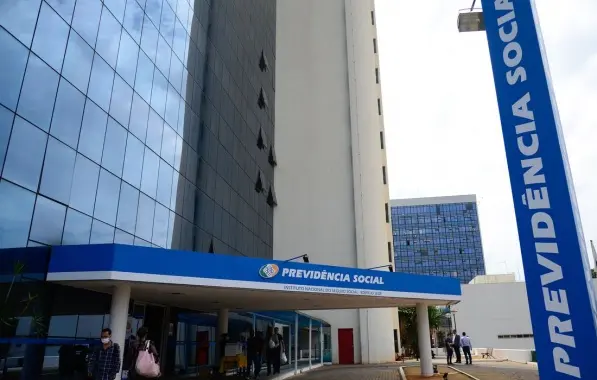 INSS pode pagar até R$ 4.500 para servidor destravar fila de aposentadoria