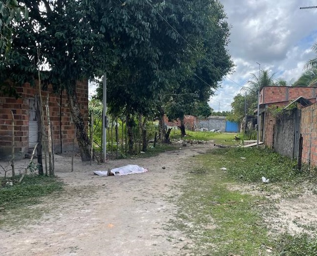 Jovem de 28 anos é morto com tiros no peito e na cabeça em Dias d’Ávila