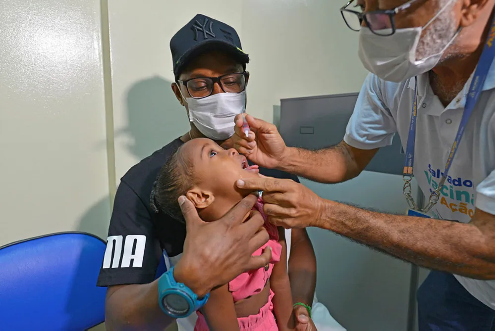 Orientação mundial faz Brasil trocar a vacina oral da pólio por doses