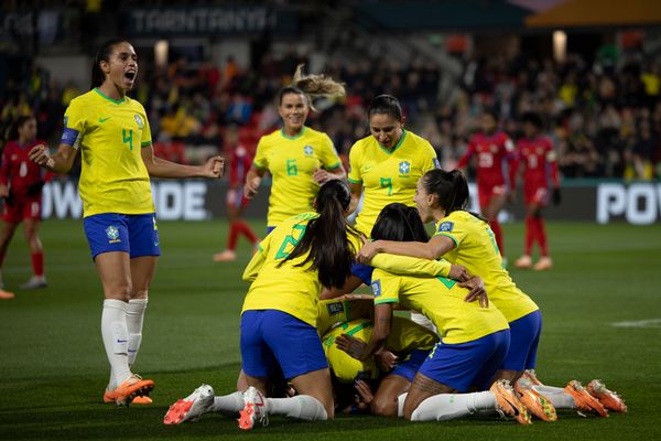 Com hat-trick de Ary, Brasil atropela Panamá em estreia na Copa
