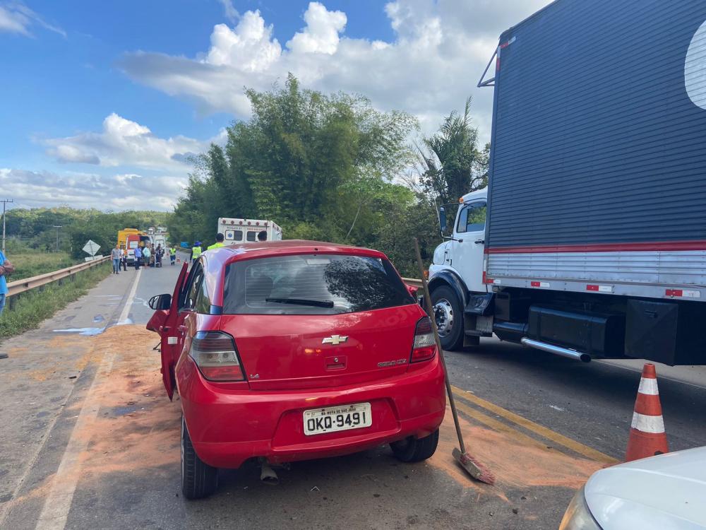 Morre mulher que estava em carro que colidiu com ônibus escolar na BA-093