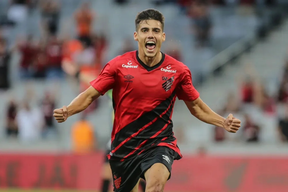 Léo Cittadini chega a Salvador para assinar contrato com o Bahia