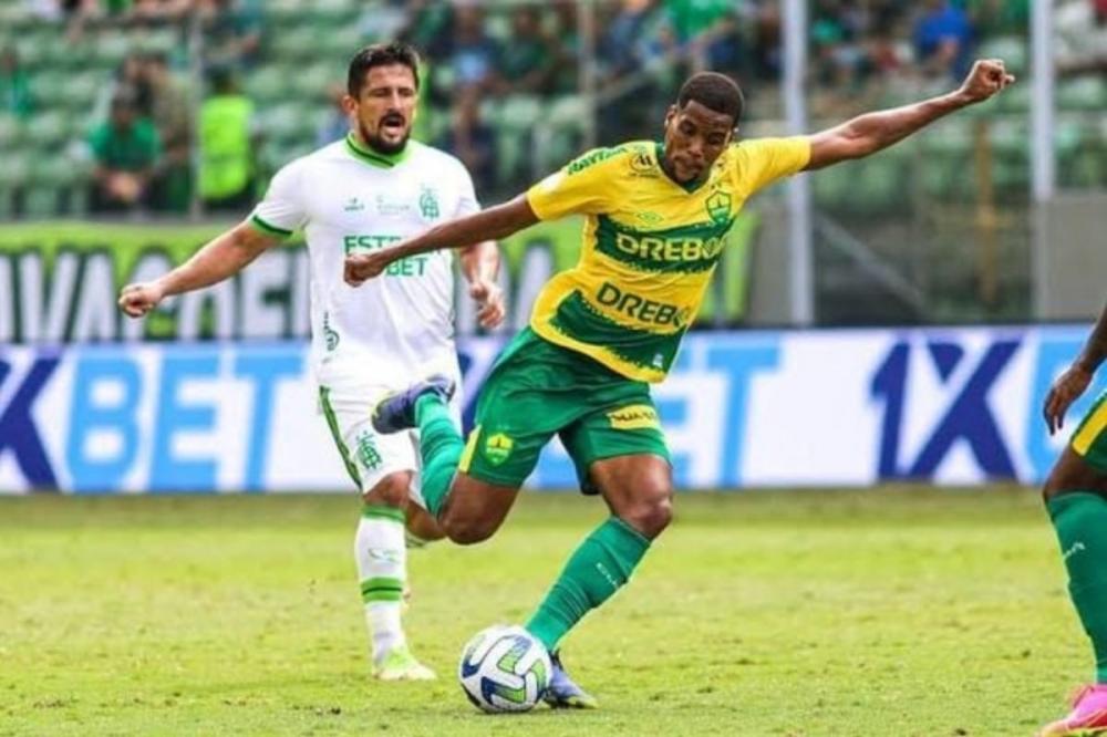Vitória acerta contratação de atacante Iury Castilho