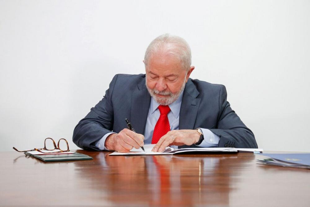 Lula assina projeto de lei e medida provisória que liberam jogos de azar no país