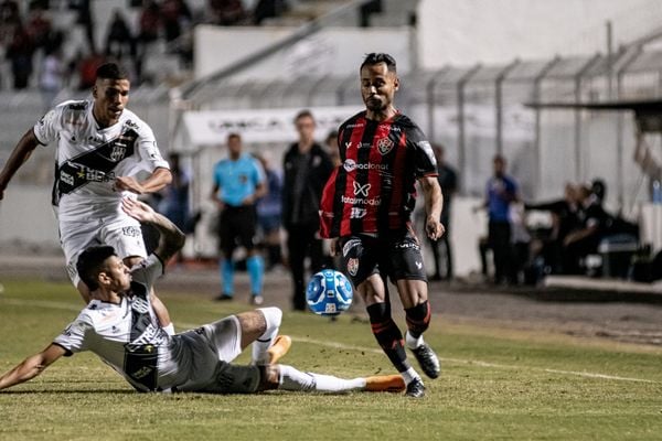 Léo Condé comenta reação contra a Ponte Preta: 'Mostrou a força do Vitória na competição'