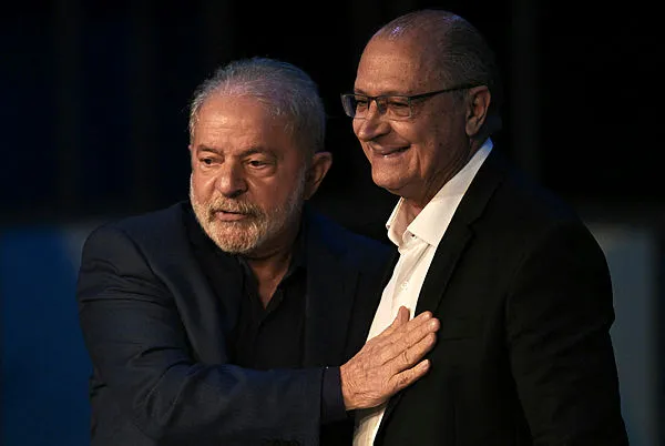 Lula planeja repartir ministério para atrair siglas de centrão